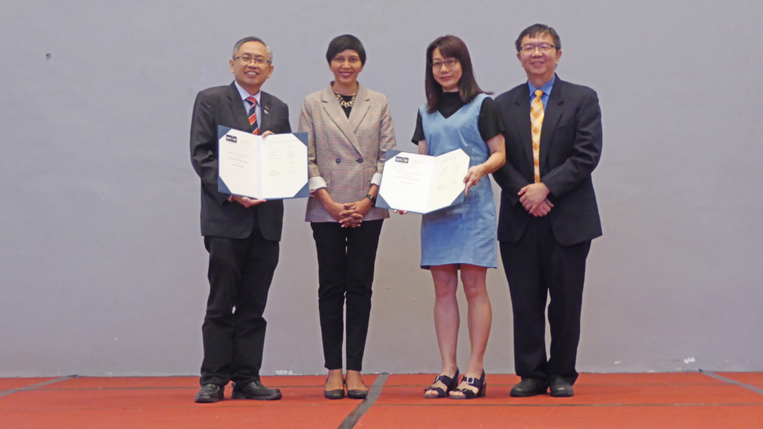 UTAR President Professor Dr Ewe Hong Tat presenting the MoU to Chung Wai Ming, Senior Solution Manager of Finexus in the presence of Dr Sumitra Nair, Vice President of Talent Development and Digital Entrepreneurship of MDEC (Malaysia Digital Economy Corporation) and another UTAR representative